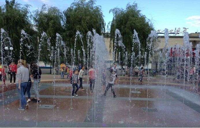 Не прошло и года: в Кировском районе запустили новый фонтан