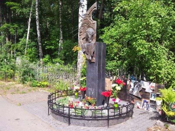 Вандалы осквернили могилу Цоя в Санкт-Петербурге