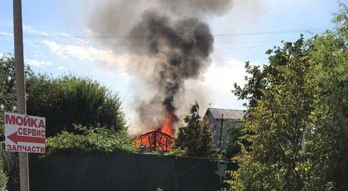 В Дзержинском районе загорелся жилой дом