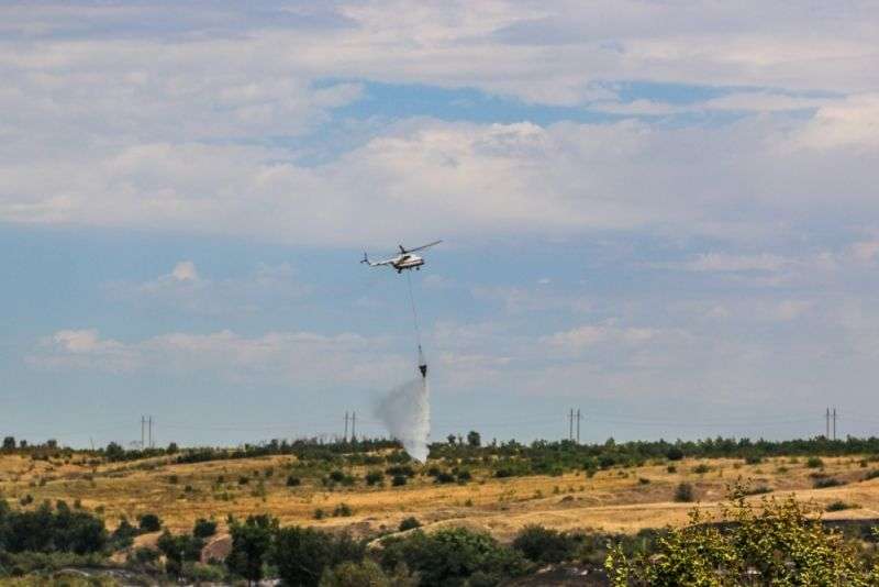 Для борьбы с пожарами в регион прибыл вертолет Ми-8 МЧС России