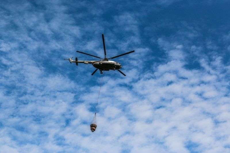 Для борьбы с пожарами в регион прибыл вертолет Ми-8 МЧС России