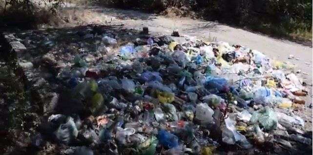Дикий пляж на Красном утопает в мусоре