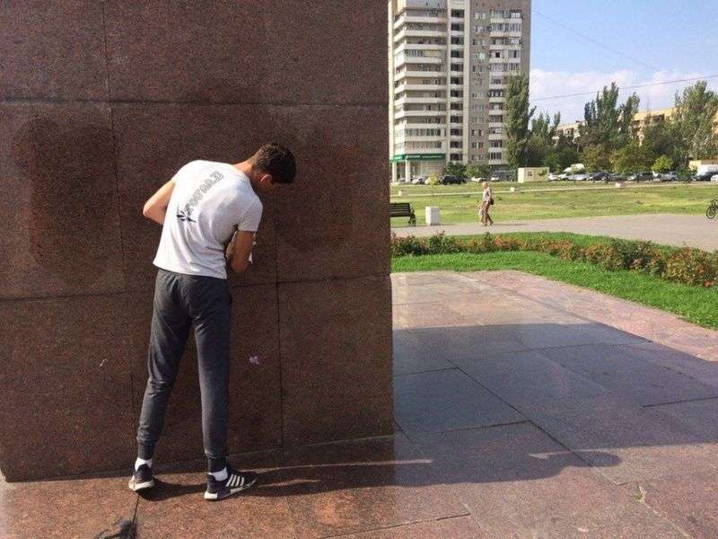 Волжские комсомольцы отмыли памятник Ленину