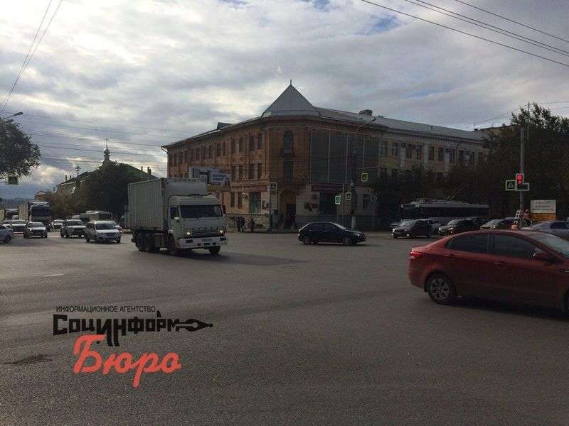 В Волгограде установили новые дорожные знаки, не убрав старые