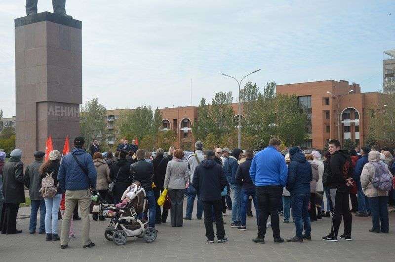 В Волжском жители вышли на митинг против производства карбамата