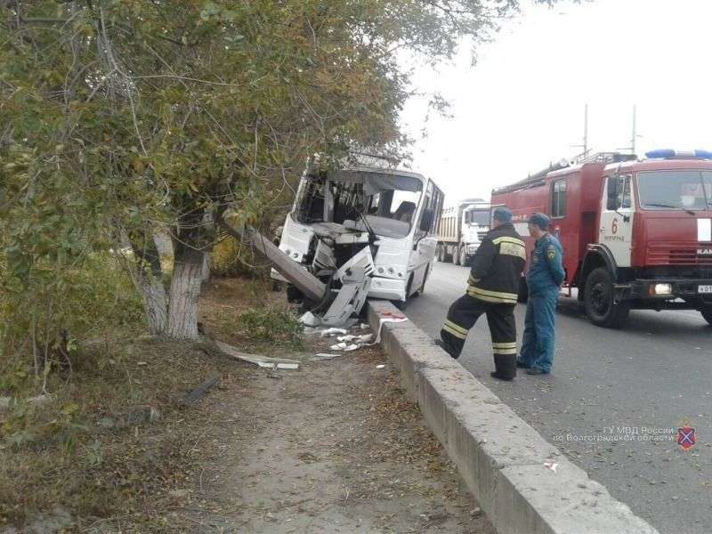 На юге Волгограда пассажирский автобус №55К попал в жуткое ДТП. ФОТО