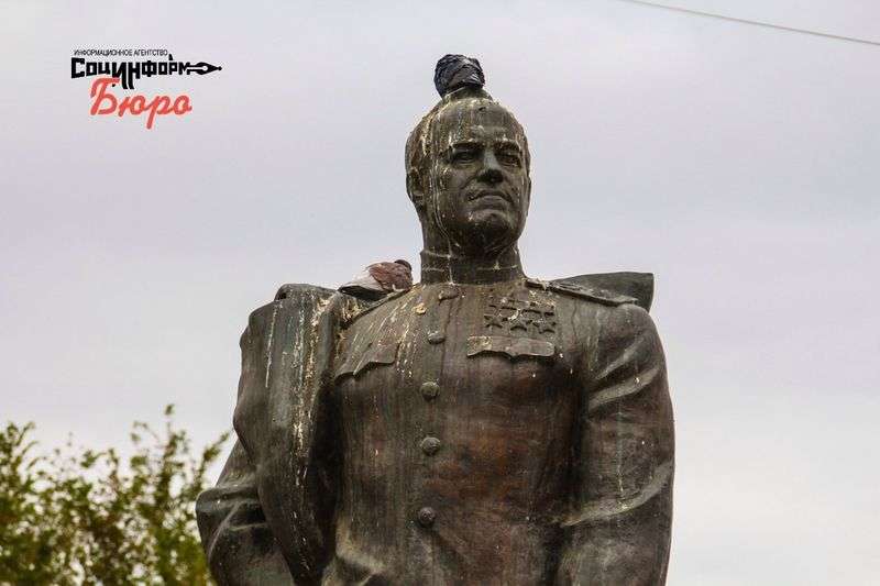 Памятник великого полководца Жукова в Волгограде обгадили голуби