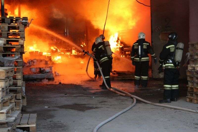 Пожар на складе красок полностью ликвидирован: обнаружена погибшая женщина