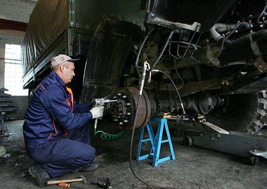 Под Волгоградом мотострелки готовят военную технику к зиме