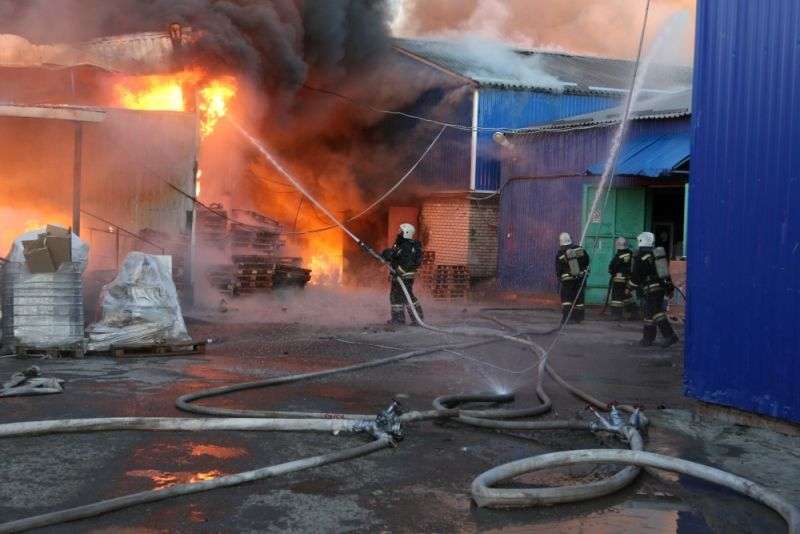 В Волгограде пожар на складе лакокрасочных материалов ликвидирован