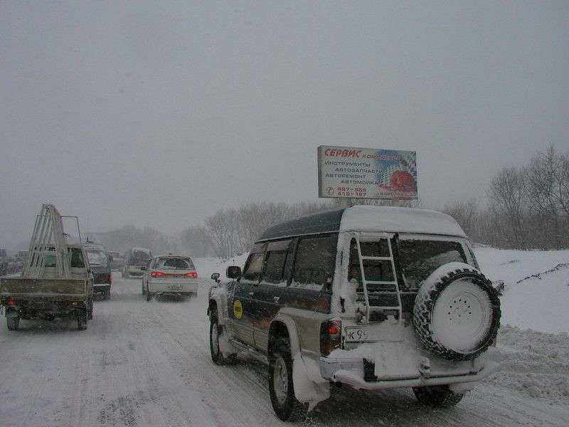 Выпавший снег осложнил движение на волгоградских дорогах