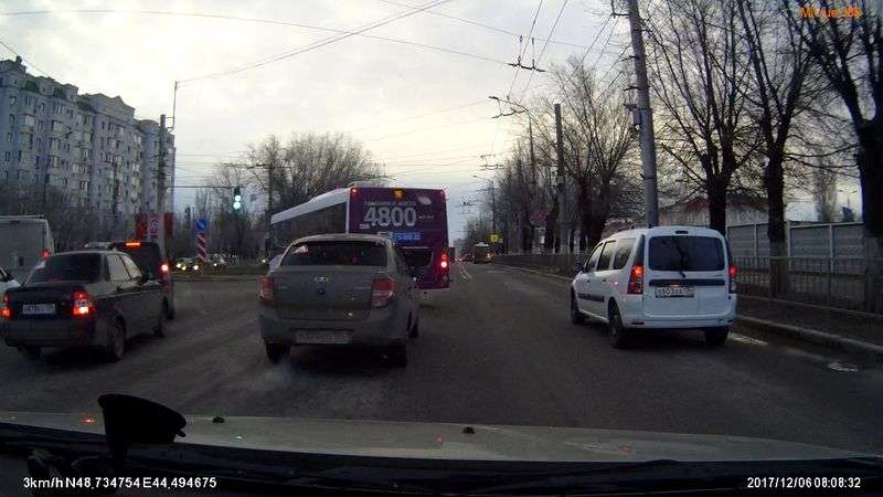 Волгоградский автобус №98 регулярно нарушает ПДД