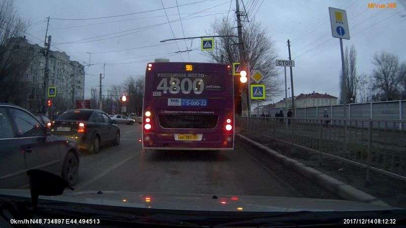Волгоградский автобус №98 регулярно нарушает ПДД