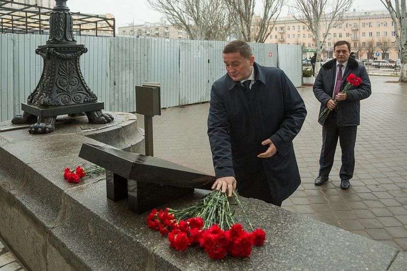 Губернатор почтил память погибших при теракте на вокзале