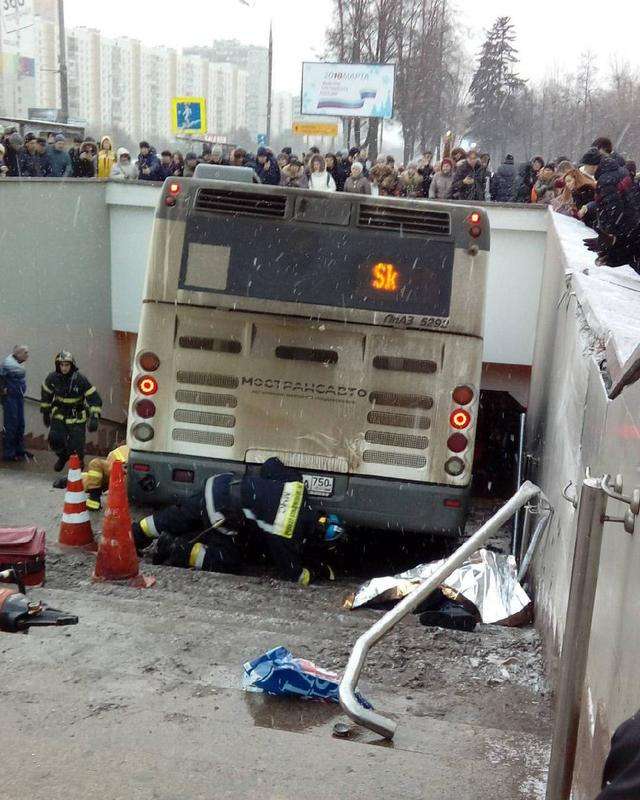  В Москве автобус въехал в подземный переход: есть погибшие