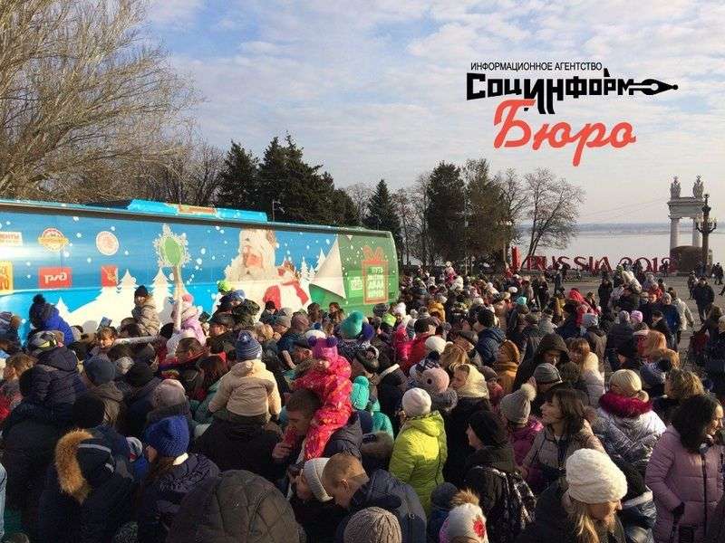 Волгоградские дети смогли увидеть главного Деда Мороза только краем глаза
