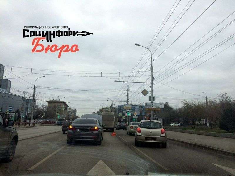 ДТП с участием маршрутки и BMW парализовало Астраханский мост