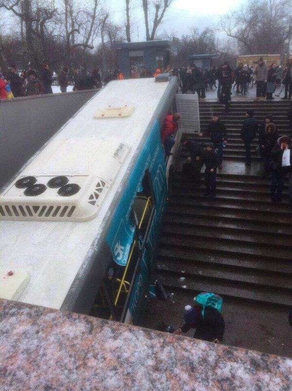 В Москве автобус въехал в подземный пешеходный переход: есть погибшие