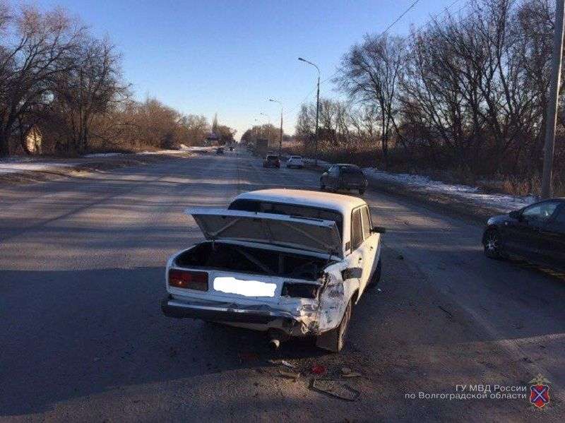 В Кировском районе водитель “Приоры” въехал в стоявший на дороге автомобиль