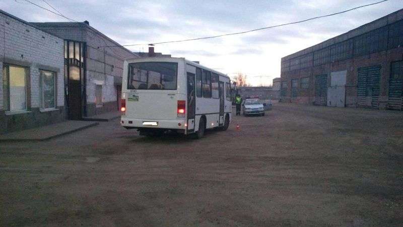 Работника автопарка сбил автобус на юге Волгограда