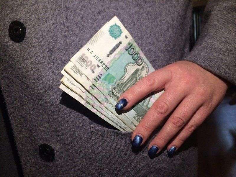 Камышанка списала со счета бабушки 65 тысяч рублей