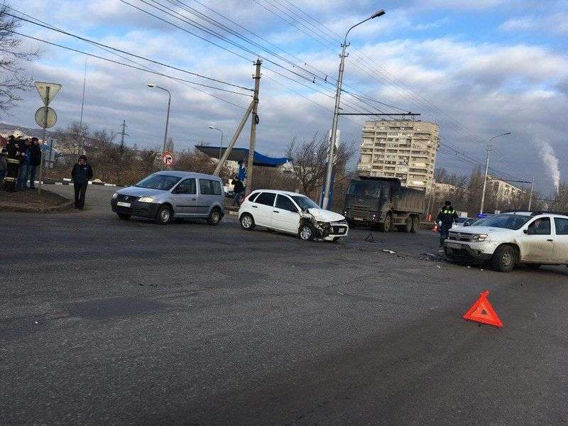 В Волгограде «Лада» и «Рено» не поделили дорогу
