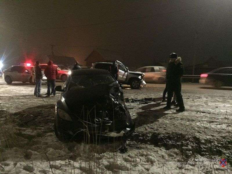 В Волгограде при столкновении “Нивы” с “Маздой” пострадали три человека