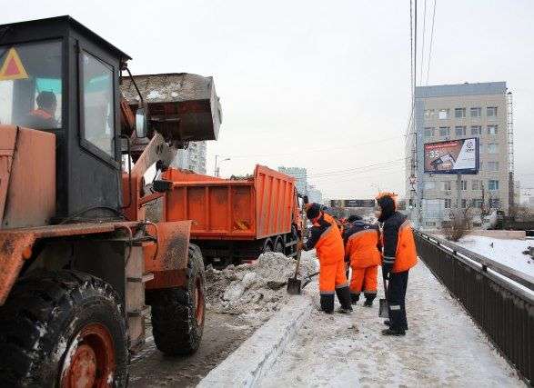 В Волгограде на уборку снега вышли 80 дорожных машин и 100 рабочих