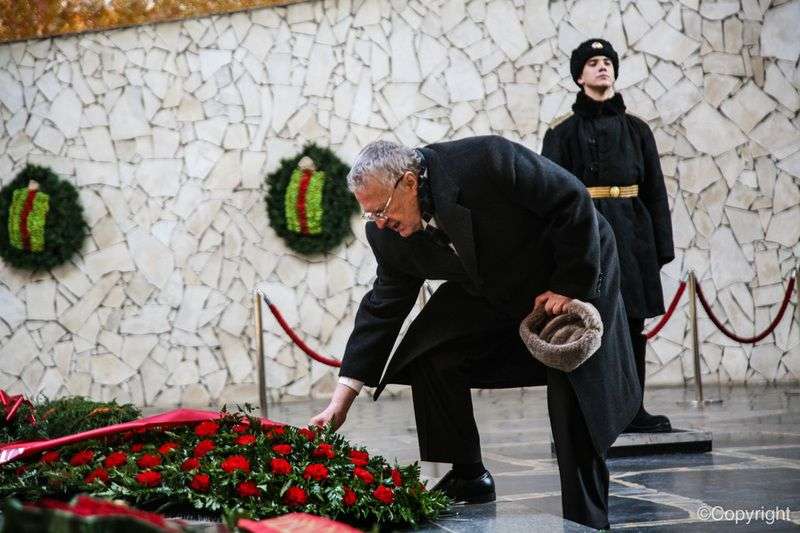 Владимир Жириновский возложил цветы на Мамаевом кургане
