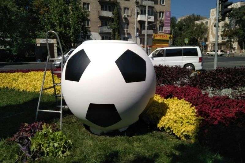 В Волгограде установят цветочницы в виде футбольного мяча