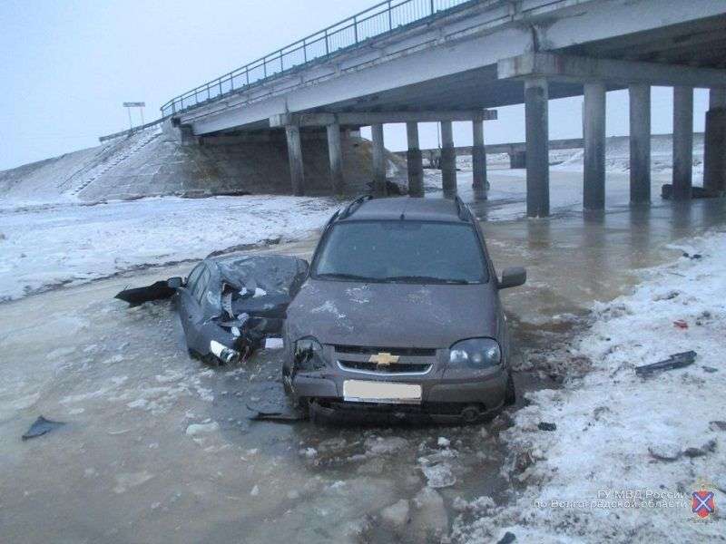 Под Волгоградом два автомобиля улетели в кювет: есть пострадавшие