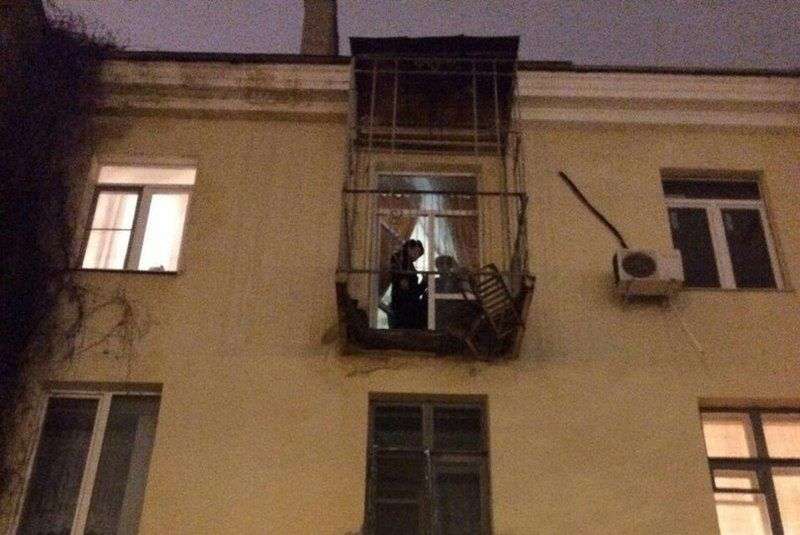 У домов в центре Волгограда продолжают крошится балконы