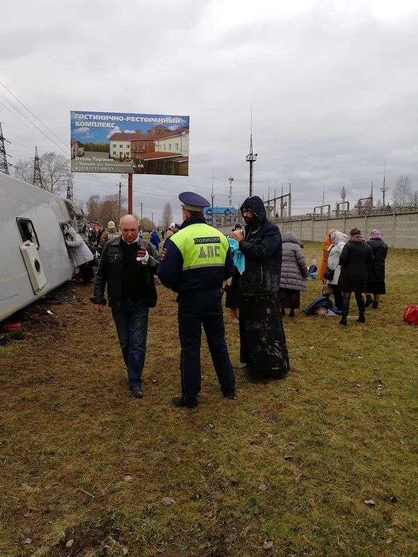В Тверской области перевернулся междугородний рейсовый автобус: есть погибшие. ФОТО
