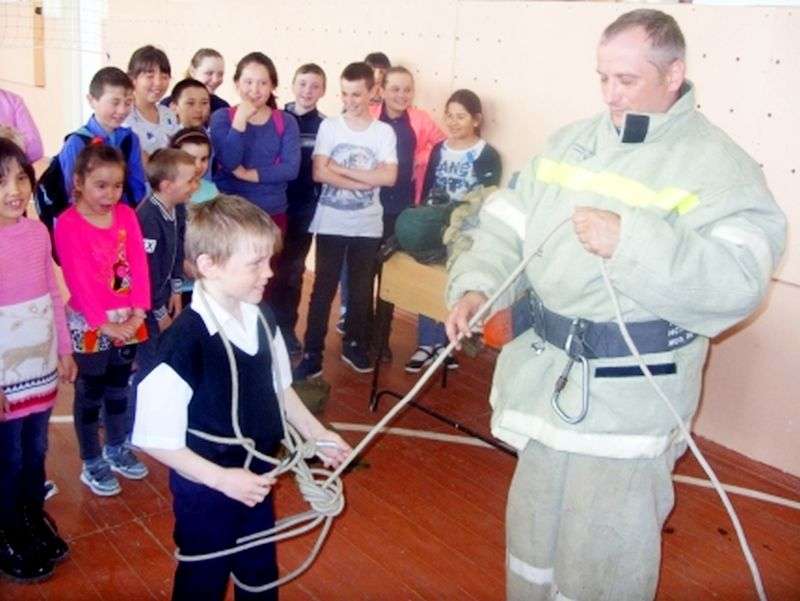 Волгоградские пожарные провели для школьников урок ОБЖ