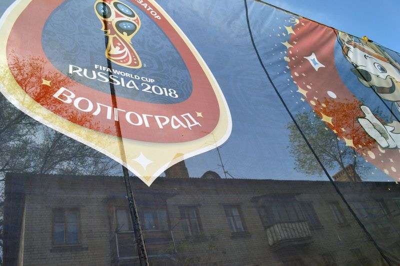 Настоящий Волгоград прикрыли тентами с символикой ЧМ 2018