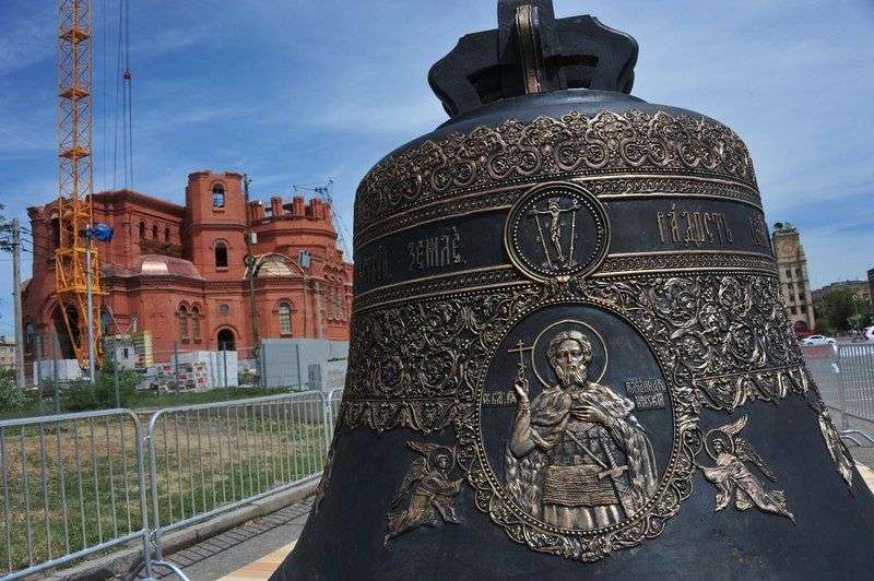В Волгоград для храма Александра Невского привезли 12-тонный колокол