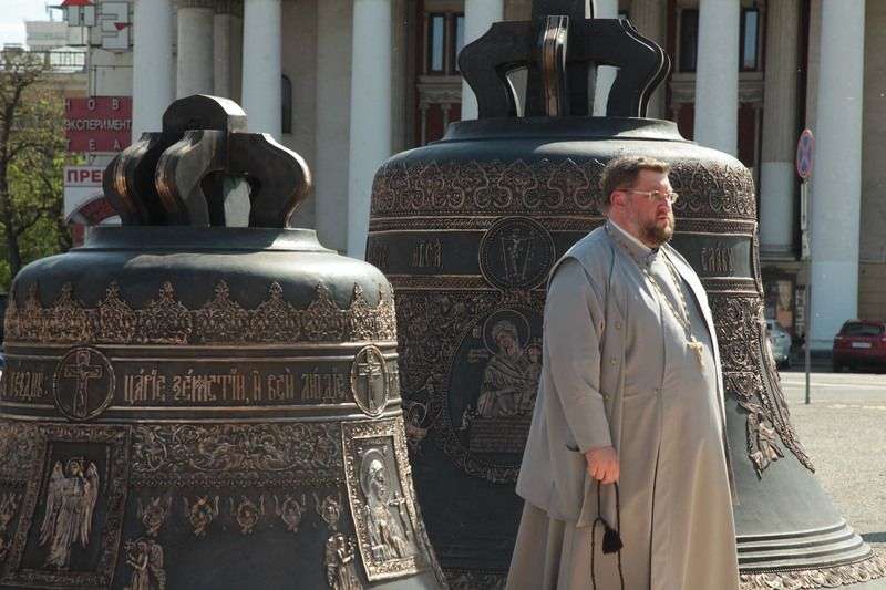 В Волгограде перед собором Александра Невского установили 18 колоколов