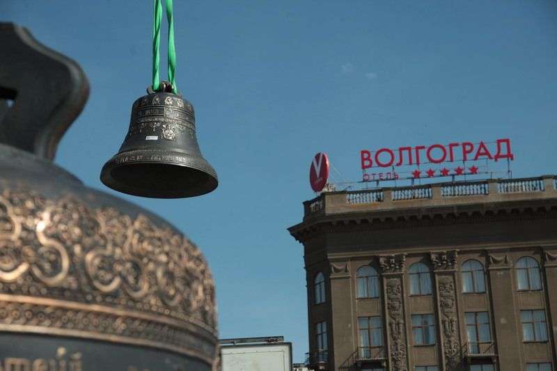 В Волгограде перед собором Александра Невского установили 18 колоколов