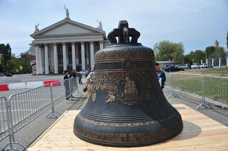 В Волгоград для храма Александра Невского привезли 12-тонный колокол