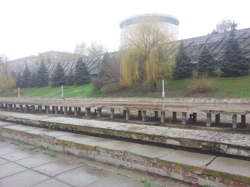 В Волгограде у подножия “Панорамы” сносят старый фонтан