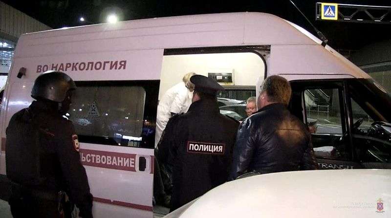 В Волгограде в ночных клубах полиция выискивает наркоманов