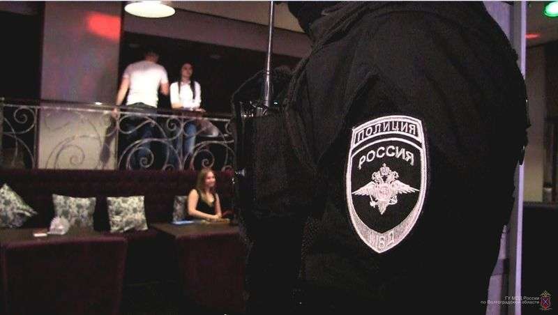 В Волгограде в ночных клубах полиция выискивает наркоманов