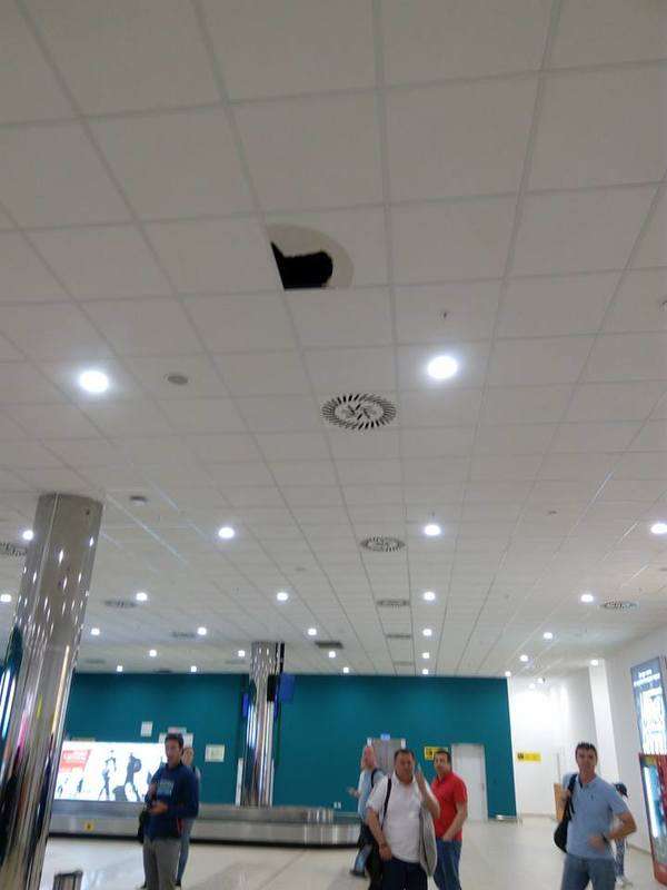 В аэропорту Волгограда на головы пассажирам рухнул новый потолок