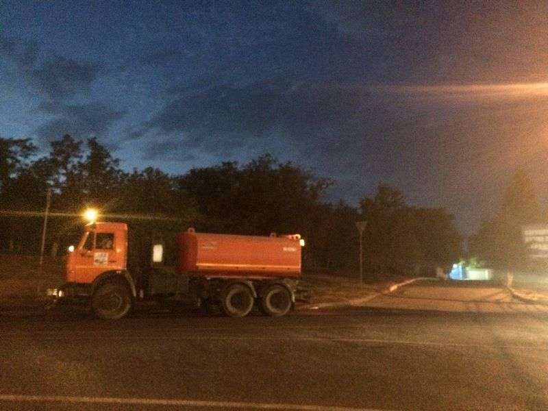 В Волгограде начали обрабатывать дороги от наледи