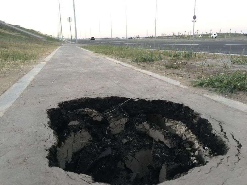 В Волгограде под “танцующим мостом” асфальт ушел под землю