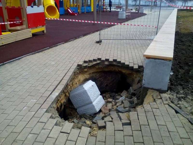 В Волгограде под "танцующим мостом" асфальт ушел под землю