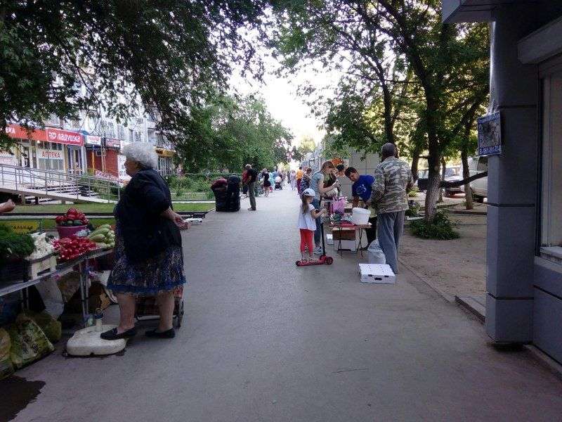 В Волгограде на Семи Ветрах нелегальные торговцы захламили дворы