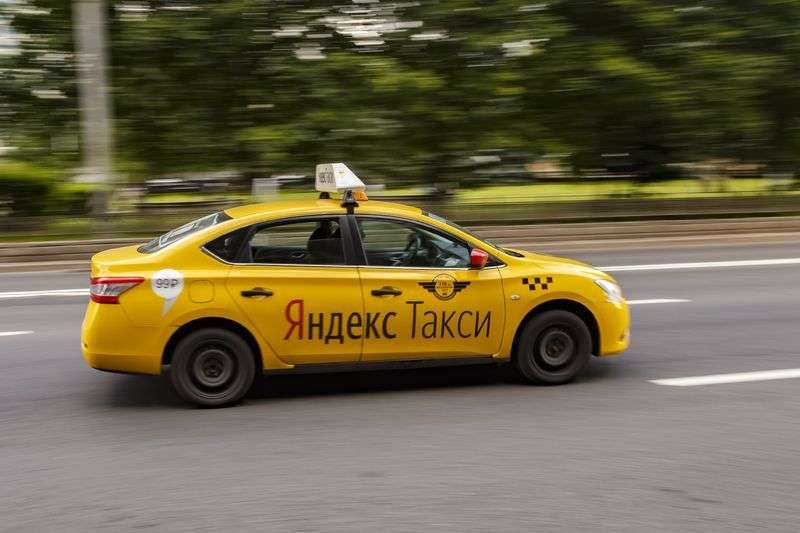 Туристы продолжают терять Айфоны в Яндекс.Такси