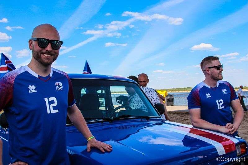 Исландские болельщики дали пресс-конференцию под «танцующим мостом»