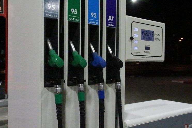 В Волгограде продолжает дешеветь бензин, но дорожает дизель
